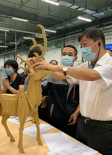 省人大常委会副主任、省总工会主席宋希斌莅临w66平台指导调研、观摩工匠大赛