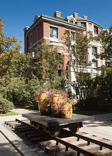 奋楫前行在绿色低碳发展大道上